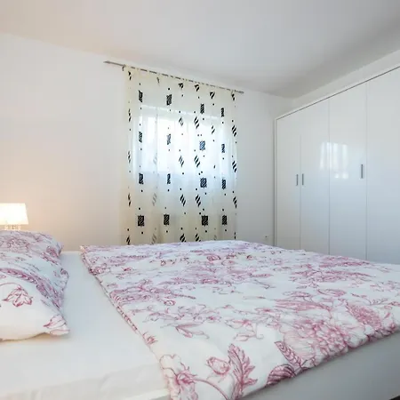 Apartment Sandra Malinska *